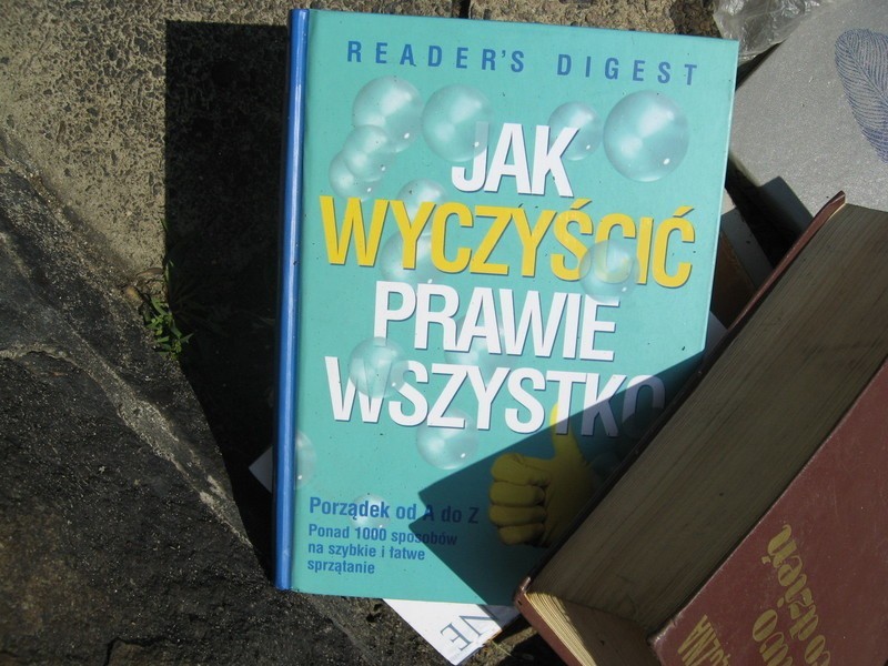 Wśród śmieci były telewizory, radia, gazety, kartony,...