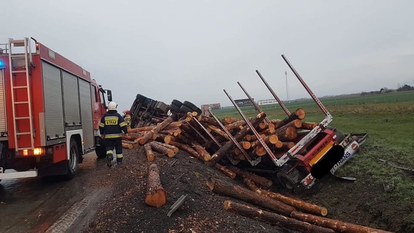 Wypadek na A4. Ciężarówka w rowie, kierowca pijany 