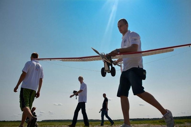 Studenci Politechniki Białostockiej na Krywlanach prezentowali swoje najnowsze dzieło &#8211; bezzałogowy samolot wykonany z nowoczesnych, lekkich materiałów, który może udźwignąć ciężar pięciokrotnie większy od swojej masy.