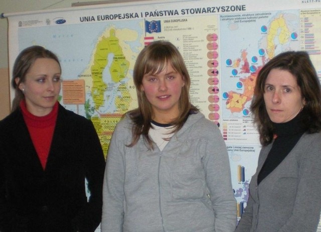 Kołem europejskim w działoszyckim gimnazjum opiekują się Anna Kuśpiel i Agnieszka Szymbra. W środku Julita Sznajderska z klasy III a.