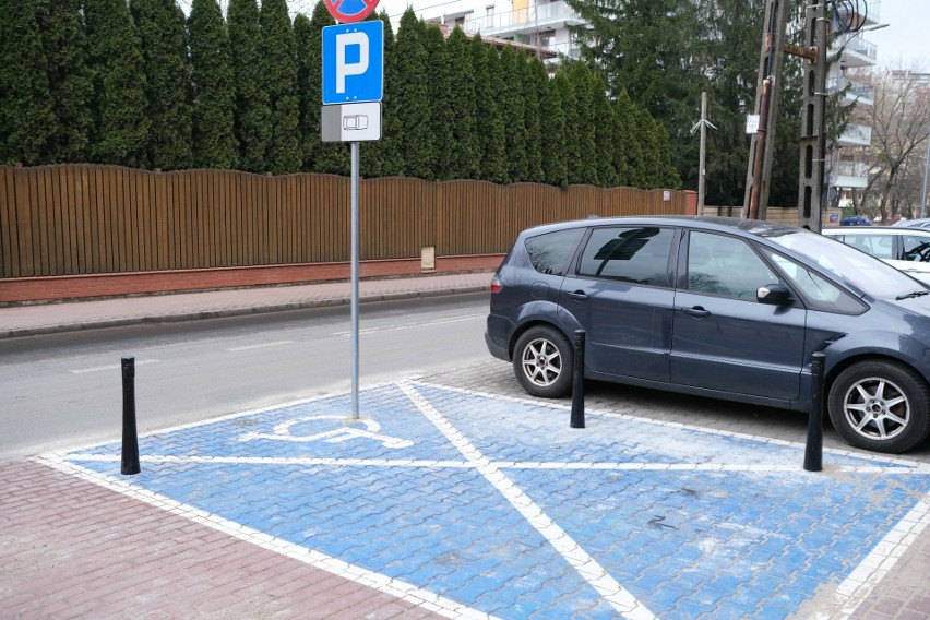Nowa ustawa przedłużyła również ważność kart parkingowych,...