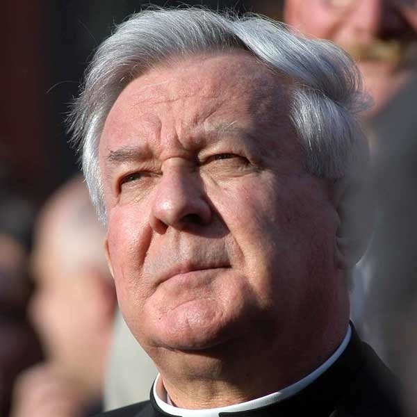 W 2002 r. po zarzutach prasowych o molestowanie kleryków arcybiskup złożył rezygnację z urzędu metropolity, a Watykan zakazał mu sprawowania posługi biskupiej.