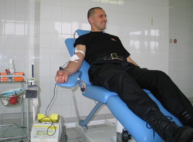 Mł. bryg. Daniel Dryniak, bohaterski strażak z Przemyśla, po kilkumiesięcznej przerwie, wrócił do swojej społecznej pasji &#8211; honorowego oddawania krwi.