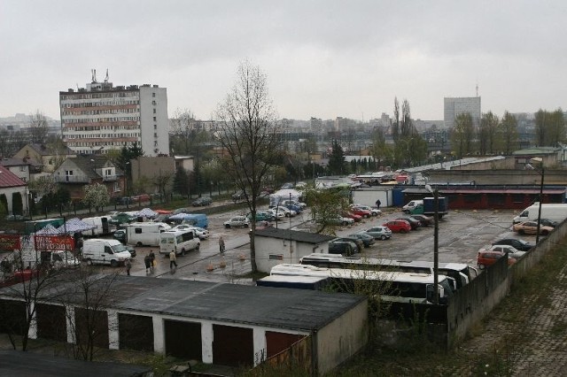 Istnienie targowiska przy ulicy Mielczarskiego w Kielcach jest zagrożone, ponieważ były właściciel działki położonej w centrum placu wystąpił o jej zwrot.