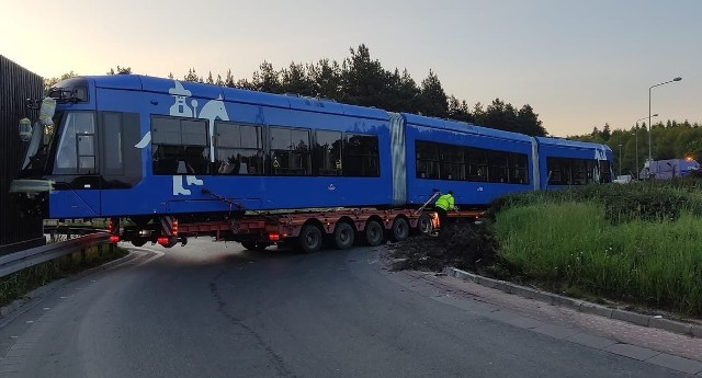 W poniedziałek nad ranem kolejny tramwaj był transportowany przez rondo w Cedzynie.