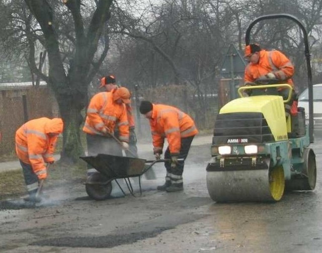 W Skarżysku trwają remonty cząstkowe na powiatowych ulicach. Prace zakończą się do maja.