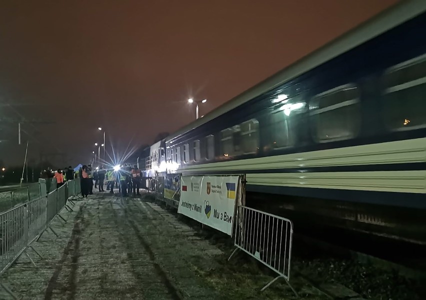 Uchodźców z pociągu, który dotarł do Olkusza częściowo...