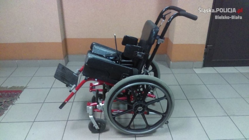 Kto zgubił telefon i... wózek inwalidzki w Bielsku-Białej? Właścicieli szuka policja