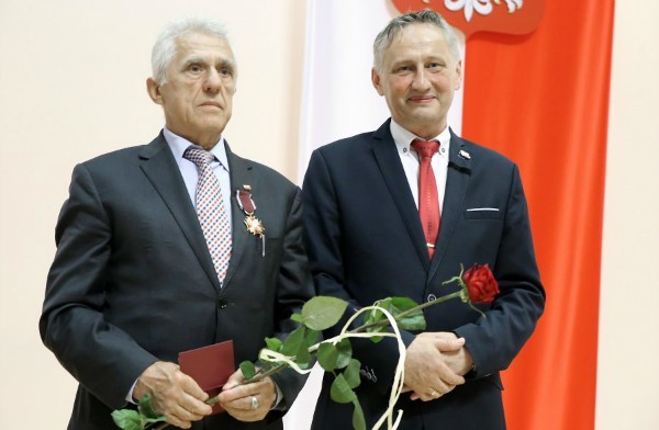 Adam Szałowski ze Złotym Krzyżem Zasługi i wojewoda świętokrzyski Zbigniew Koniusz podczas uroczystości w Kielcach.