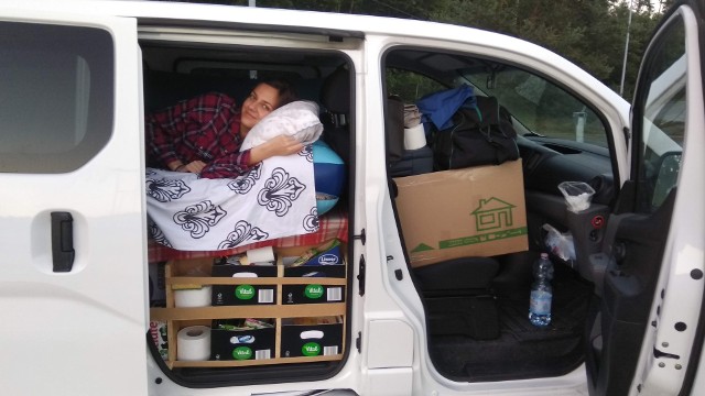 Podróżniczka poznawała Islandię w zmodyfikowanym samochodzie. Dzięki specjalnej ramie auto nadawało się do spania i składowania żywności.