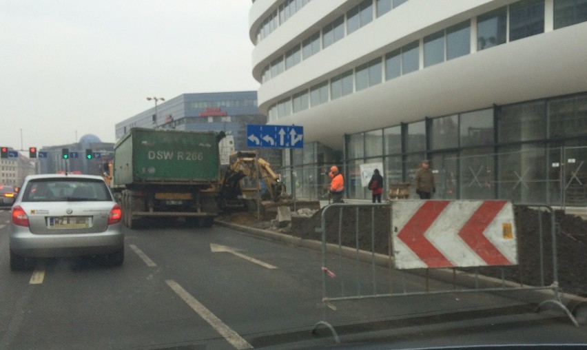 Robotnicy bezprawnie blokują ruch w centrum