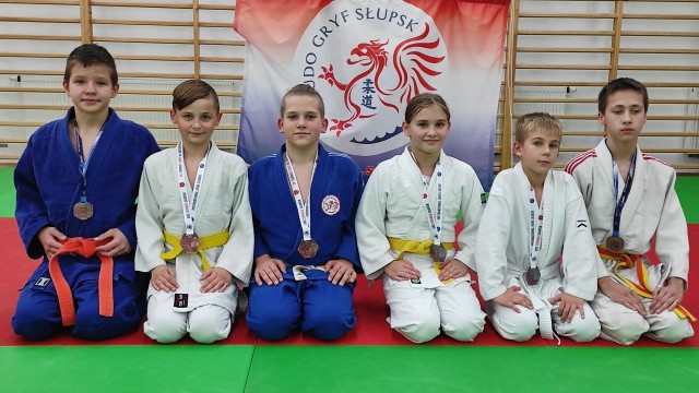 Gryfowska ekipa medalowa. Od lewej: Antoni Żuk, Kamil Jędrzejczak,Tomasz Pilawka, Iga Kawałek, Marcel Wiśniewski, Kuba Pacewicz