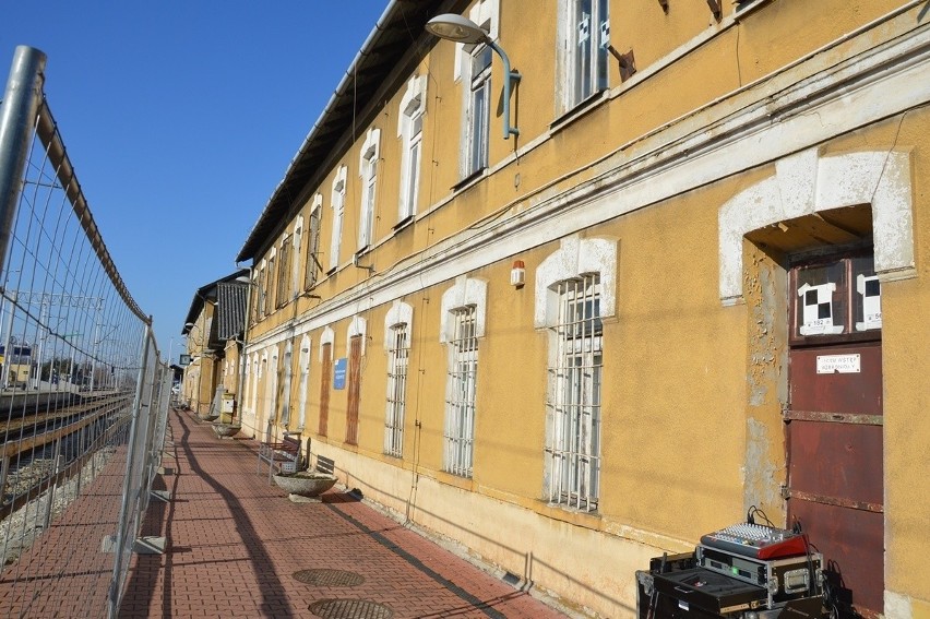 Stalowa Wola. Ludzkie szczątki na strychu budynku dworca kolejowego w Rozwadowie! Co się stało?