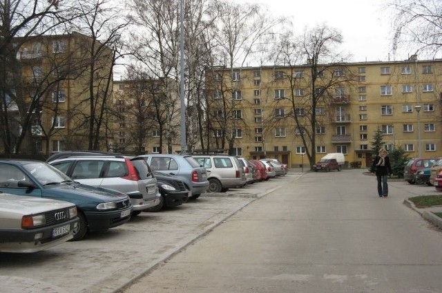 Z parkingu korzystają petenci starostwa i mieszkańcy.