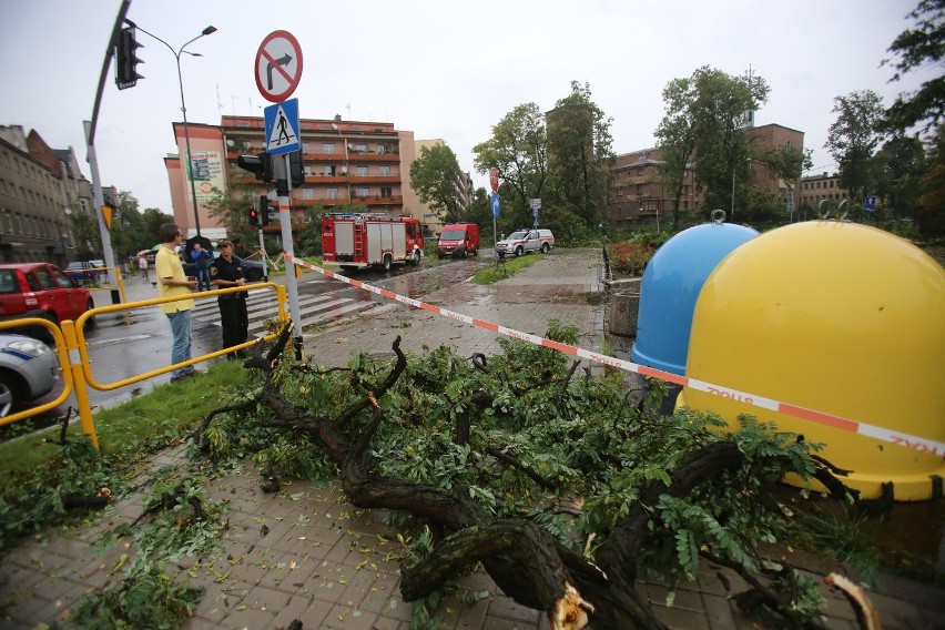 Nad Chorzowem przeszła trąba powietrzna, szkody są też w...