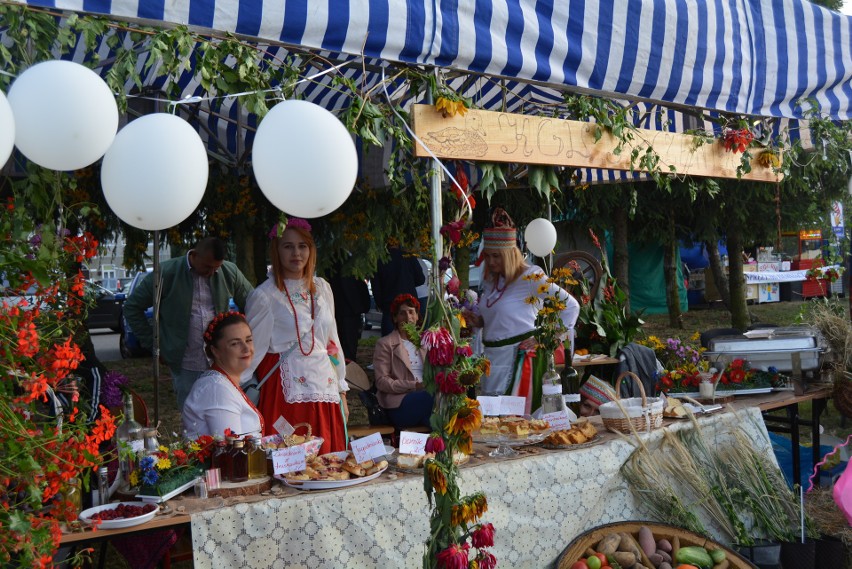 Dożynki w Goworowie i pożegnanie lata 2019. Korowód dożynkowy, stoły regionalne i zabawa do wieczora