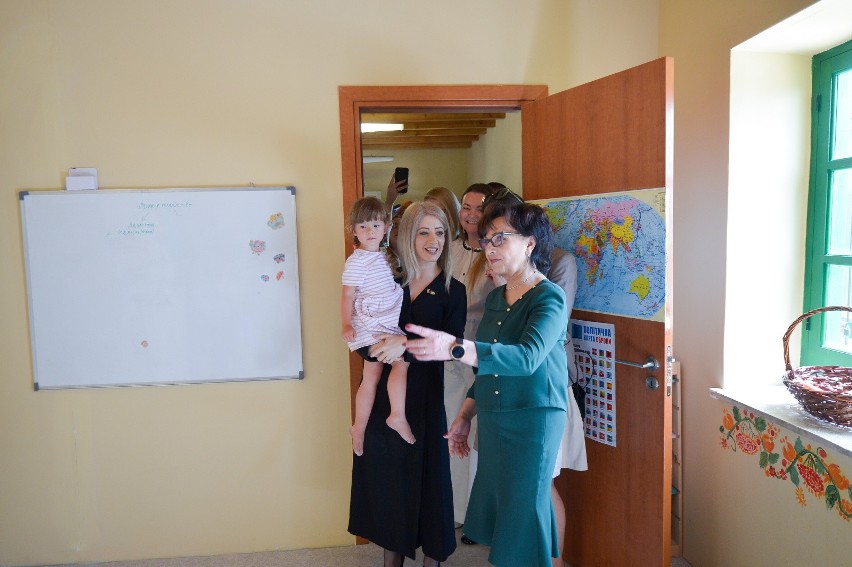 Elżbieta Witek i Annita Demetriou odwiedziły przedszkole dla...