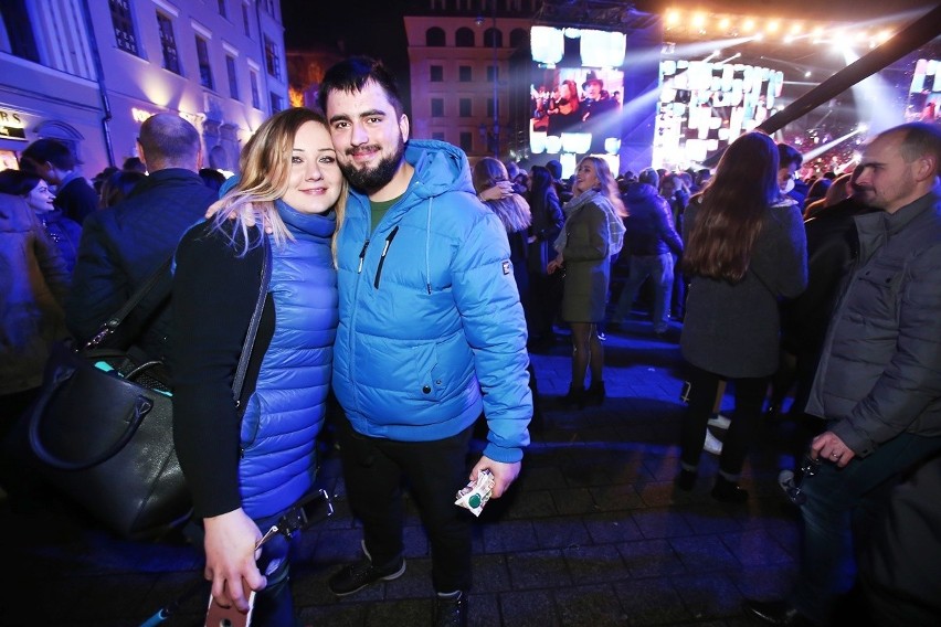 Sylwester 2017 na wrocławskim Rynku. Tak wrocławianie przywitali Nowy Rok [MNÓSTWO ZDJĘĆ]