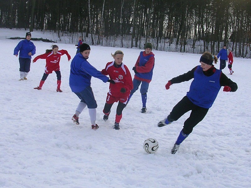 Pilkarki Sokola Kolbuszowa Dolna (niebieskie stroje) wygraly...