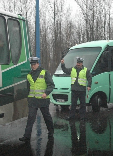 Policjanci i inspektorzy transportu drogowego w czwartek pod hutą miedzi skontrolowali około 20 autobusów.