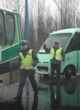 Inspektorzy transportu drogowego pod hutą. Kierowcy dostali mandaty