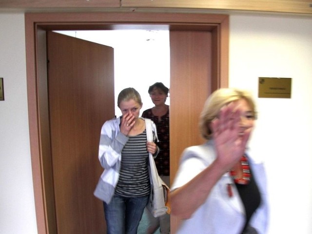 Przedstawiciele Szpitala Kieleckiego szybko wybiegli  z gabinetu wojewody zasłaniając twarze.