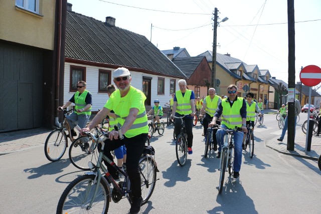 Papież Polak kochał sport, góry i jazdę na rowerze, stąd pomysł, by była to sportowa niedziela.Na starcie przy urzędzie w Skępem stanęło ponad stu rowerzystów w różnym wieku. Nie liczyło się to, kto dojedzie pierwszy, ale fakt, że rodzinnie można było spędzić ten czas. Do przejechania było 20 km, a trasa w lesie i przez piękne tereny gminy była przyjemnością, choć nie raz trzeba było zejść z roweru, bo za duża górka, bo piach lub łańcuch, który ciągle spadał. To nikomu nie przeszkadzało. Nawet dzieciom.Rowerzyści jechali przez Zajeziorze, Grabówiec i Hutę. W Głęboczku było ognisko z kiełbaskami.Na mecie przy urzędzie wszyscy otrzymali medale, na starcie kamizelki odblaskowe. Organizatorami był urząd oraz parafia Miłosierdzia Bożego w Skępem. Więcej w "Tygodniku Lipnowskim".INFO Z POLSKI - przegląd najciekawszych informacji ostatnich dni w kraju