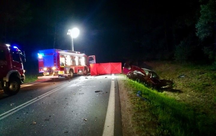 Tragiczny bilans wypadku w Stalowej Woli: 56-latek z powiatu sandomierskiego nie żyje, trzy inne osoby ranne.