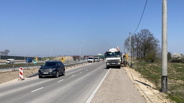 Odcinek S7 Gr&oacute;jec - Tarczyn ma być gotowy do połowy czerwca tego roku. Trwają między innymi prace przy drogach lokalnych, budowane jest ogrodzenie i roboty kanalizacyjne.