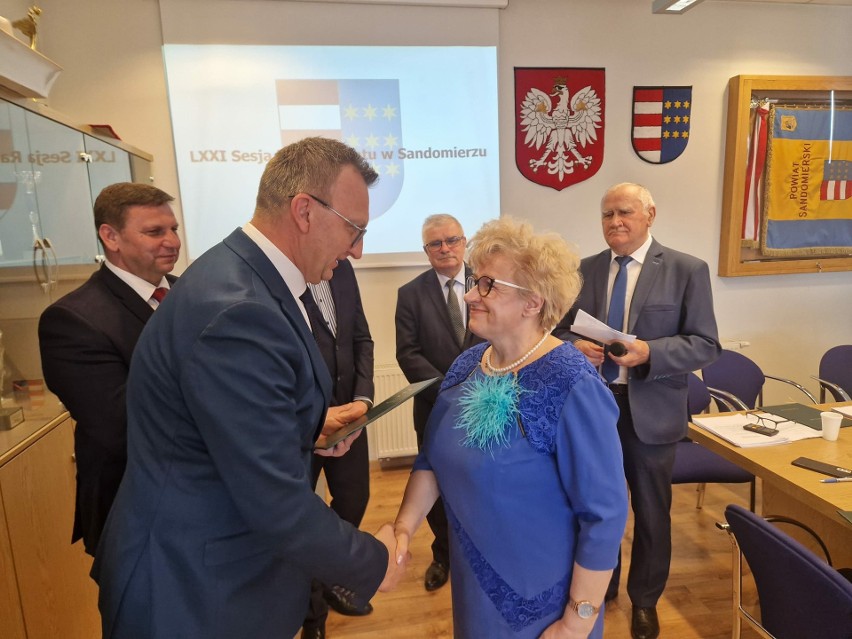 Pożegnalna sesja Rady Powiatu w Sandomierzu. Podziękowania dla radnych i medale dla pracowników. Zobacz zdjęcia