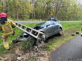 Zepchnięte z drogi BMW ścięło słup energetyczny, który przewrócił się na samochód