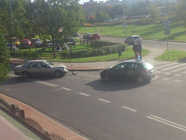 Zdjęcie nadesłane przez naszego internautę. Kolizja drogowa na ulicy Kwiatkowskiego w Koszalinie.