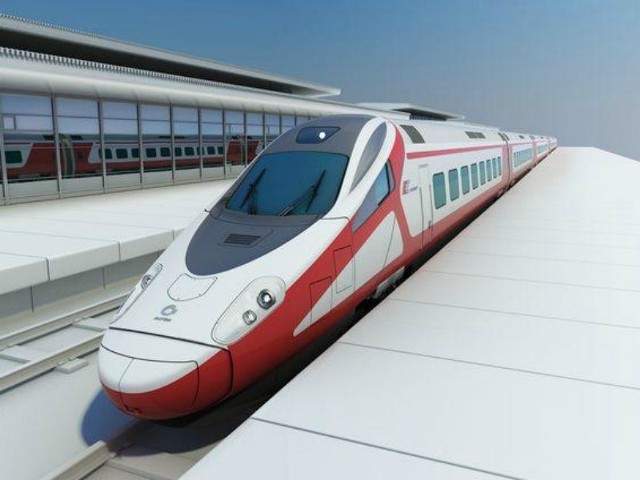 Pociągi Pendolino obsługują już m.in. trasy kolejowe we Włoszech i Hiszpanii. Koszt zakupu 20 polskich składów to 400 mln euro. W każdym z nich będzie 12 miejsc w przedziale biznesowym, 45 miejsc w strefie pierwszej klasy i 345 miejsc w drugiej klasie.