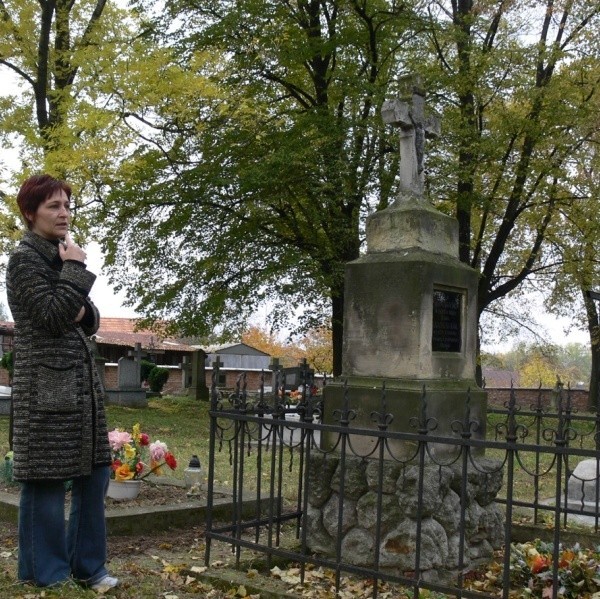 - Kiedyś żal było patrzeć. Od kiedy są kwesty stan cmentarza zmienia się na lepsze - chwali Jadwiga Kutowska, która opiekuje się grobem swoich pradziadków Wicińskich.