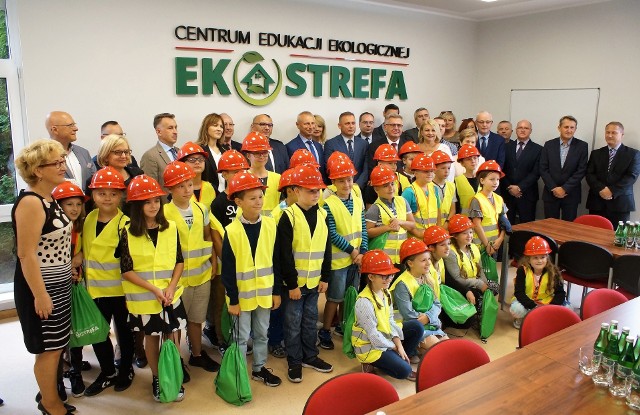 - Dołożymy wszelkich starań, aby oferta naszego Centrum Edukacji Ekologicznej była ciekawa i różnorodna - zadeklarował Piotr Pawlak, prezes Zakładu Energetyki Cieplnej w Inowrocławiu. W biurowcu tej spółki komunalnej uroczyście otwarto Centrum Edukacji Ekologicznej, w którym organizowane będą zajęcia dla uczniów inowrocławskich szkół. - Skąd bierze się ciepła woda w kranach i kaloryferach? Co to jest smog? Właśnie tutaj uczniowie poznają odpowiedzi na te pytania - dodał podczas uroczystości prezes ZEC. W centrum uczniowie będą też mieli okazję poznać urządzenia, które służą do przesyłu ciepła. Pochodzą one nie tylko z zasobów ZEC, ale także od lokalnych firm, które zajmują się montażem ekologicznych systemów grzewczych. Edukacyjny punkt nosi nazwę "Ekostrefa". Wybrana została ona w drodze konkursu. Do udziału w nim ZEC zaprosił uczniów klas I-III z inowrocławskich podstawówek. W maju ogłoszono wyniki. Zwycięską propozycję nazwania Centrum Edukacji Ekologicznej "Ekostrefą" złożyli uczniowie klasy IIIi Szkoły Podstawowej nr 4 w Inowrocławiu. W nagrodę pojechali na wycieczkę do "Juraparku" w Solcu Kujawskim, a także zostali zaproszeni na otwarcie CEE do siedziby ZEC. W inauguracji "Ekostrefy" obok uczniów i wielu oficjalnych gości uczestniczył Ireneusz Stachowiak, prezes Wojewódzkiego Funduszu Ochrony Środowiska i Gospodarki Wodnej w Toruniu, instytucji, która wsparła finansowo utworzenie ekologicznego centrum. - Gratuluję prezesowi ZEC. Cieszę się, że pieniądze zainwestowane w "Ekostrefę" pozostaną w Inowrocławiu - mówił Stachowiak. Z kolei prezydent Ryszard Brejza przypomniał , że Centrum Edukacji Ekologicznej "Ekostrefa" nie jest pierwszą taką inicjatywą, która powstała przy spółce komunalnej. Zwrócił uwagę, ze podobna placówka działa od jakiegoś czasu na terenie Zakładu Utylizacji Odpadów Komunalnych. Okazała się starzałem w dziesiątkę. Z prowadzonych tam ekologicznych zajęć skorzystało już wiele klas z inowrocławskich szkół podstawowych. Brejza podziękował prezesowi ZEC. - Ta inwestycja wpisuje się w politykę naszego ekologicznego, zielonego i bezpiecznego miasta. Pan prezes realizuje to, co obiecał przed rokiem. Zresztą, nie jest to pierwsza zrealizowana przez pana obietnica. Wiem, że są już kolejne super, ekstra pomysły, które będą finalizowane w najbliższym czasie - dodał prezydent.