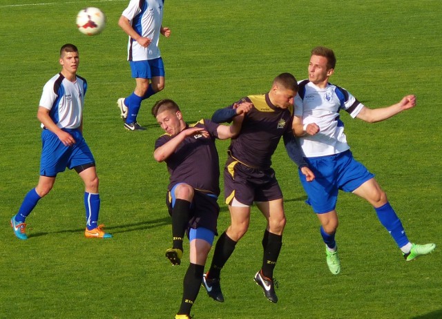 Piłkarze Astry Ustronie Morskie (czarne stroje) podczas ligowego meczu przeciwko Bałtykowi Koszalin.