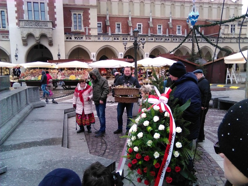 Kraków. Kwiaciarki z Rynku Głównego złożyły kwiaty pod pomnikiem Adama Mickiewicza [ZDJĘCIA]