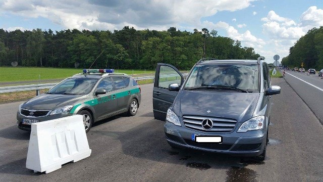 Strażnicy graniczni z Placówki Straży Granicznej w Zielonej Górze -Babimoście, ze Świecka, odzyskali skradzionego Mercedesa.W środę, 7 czerwca, na drodze S3 funkcjonariusze straży granicznej zatrzymali do kontroli pojazd marki Mercedes Viano, na niemieckich numerach rejestracyjnych. Kierowca, 34-letni obywatel Polski, nie posiadał przy sobie żadnych dokumentów pojazdu. Dzięki informacjom Polsko-Niemieckiego Centrum Współpracy w Świecku ustalono, że pojazd został skradziony na terytorium Niemiec. Zatrzymanego kierowcę oraz pojazd o szacunkowej wartości 85 000 zł., przekazano funkcjonariuszom Policji z Sulechowa. To właśnie sulechowscy policjanci będą dalej prowadzili tę sprawę.Zobacz też wideo: Po pościgu policjanci odzyskali skradzionego mercedesaPrzeczytaj też: Nie uwierzysz, gdzie złodzieje chowają skradzione auta (zdjęcia)