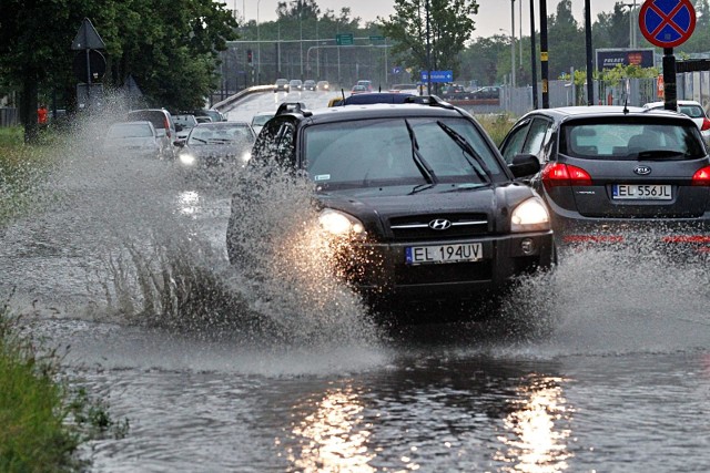 18.06.2020 lodz.gwaltowna ulewa spowodowala zalanie ulic w lodzi, nz. ulewa , deszcz , burza opady , ulice zalane , rozlewiska   fot.krzysztof szymczak/polska press *** local caption *** lodz dziennik lodzki