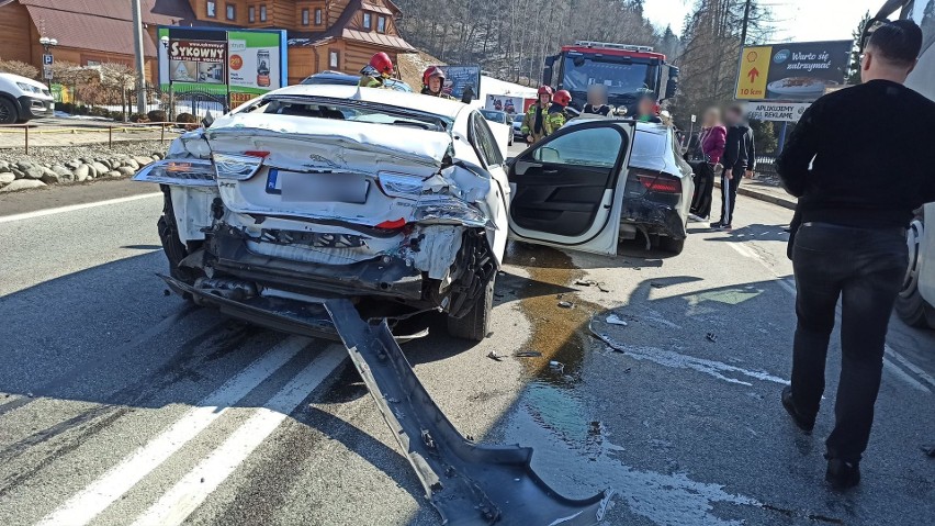 Poważny wypadek na zakopiance. W Białym Dunajcu zderzyły się autobus i dwa auta osobowe [ZDJĘCIA]