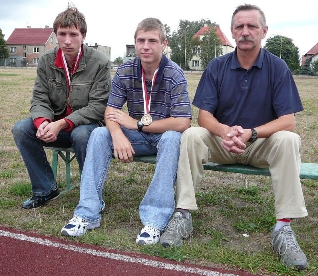 LKS Pomorze ma tegorocznych medalistów mistrzostw kraju juniorów Marcina Grynkiewicza (z lewej) i Michała Lancmana. Obaj trenują pod okiem jedynego szkoleniowca, który nie złożył rezygnacji. - Póki nie rozwiązany jest LKS Pomorze, pozostaję trenerem w tym klubie - mówi Zbigniew Krzysiek (z prawej), który jest też członkiem zarządu LLKS Pomorze.