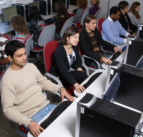 Studenci WSIiZ mogą korzystać z najnowocześniejszego sprzętu komputerowego.