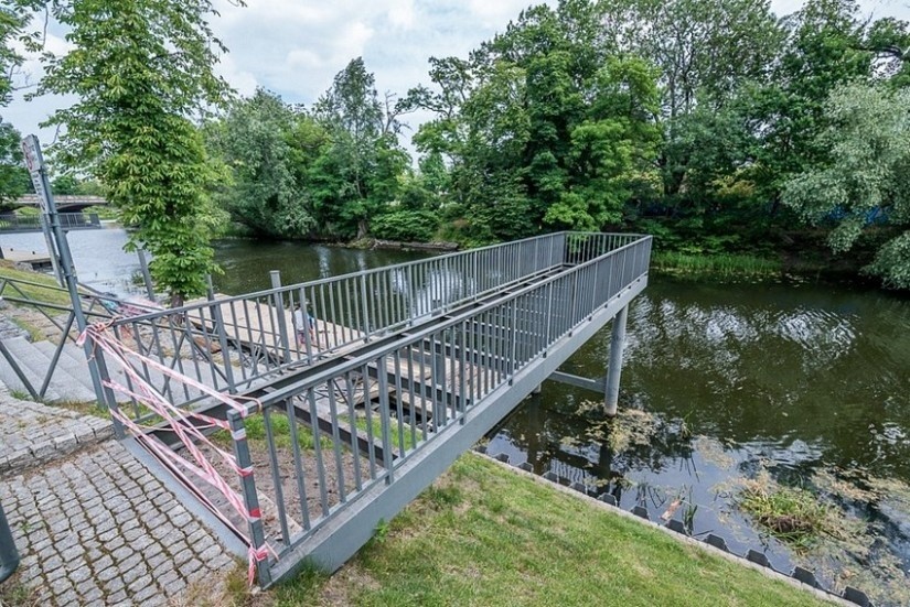 Kończy się remont pomostów nad Oławą. Kiedy otwarcie?