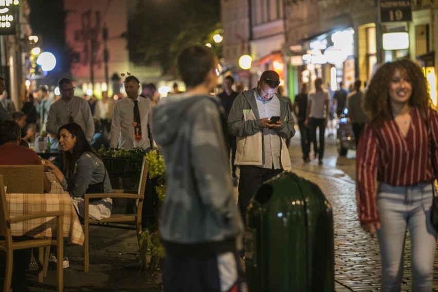 Tłumy turystów i imprezowiczów opanowały Kraków. Tak wygląda nocne życie miasta [ZDJĘCIA