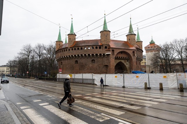 Przy Barbakanie stanęło ogrodzenie. Toczy się za nim remont mostu Kleparskiego