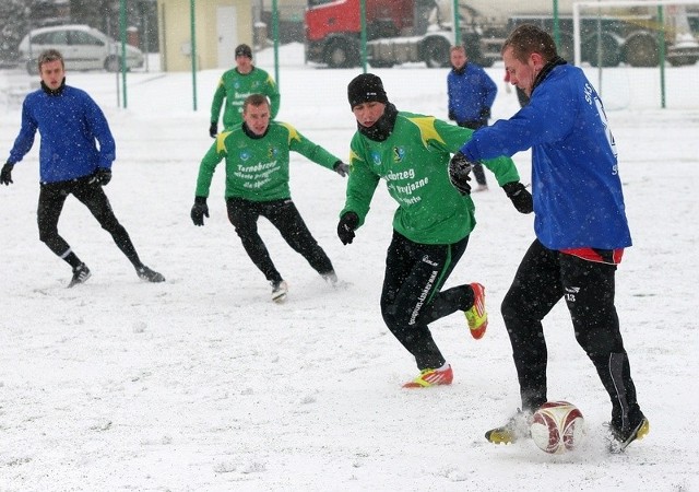 Piłkarze Siarki Tarnobrzeg (w zielonych koszulkach) pozostają w drugiej lidze. Nie zważając na śnieg i mróz przygotowują się do walki o utrzymanie w drugiej lidze.