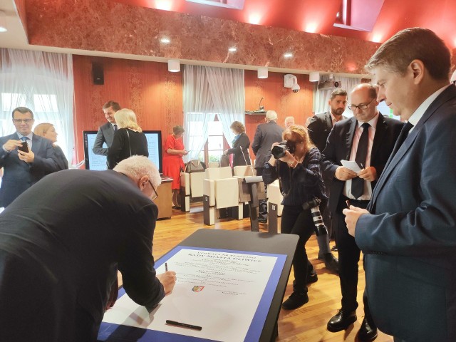 Uroczyste podpisanie strategii "Gliwice 2040" przez prezydenta miasta i gliwickich radnych.