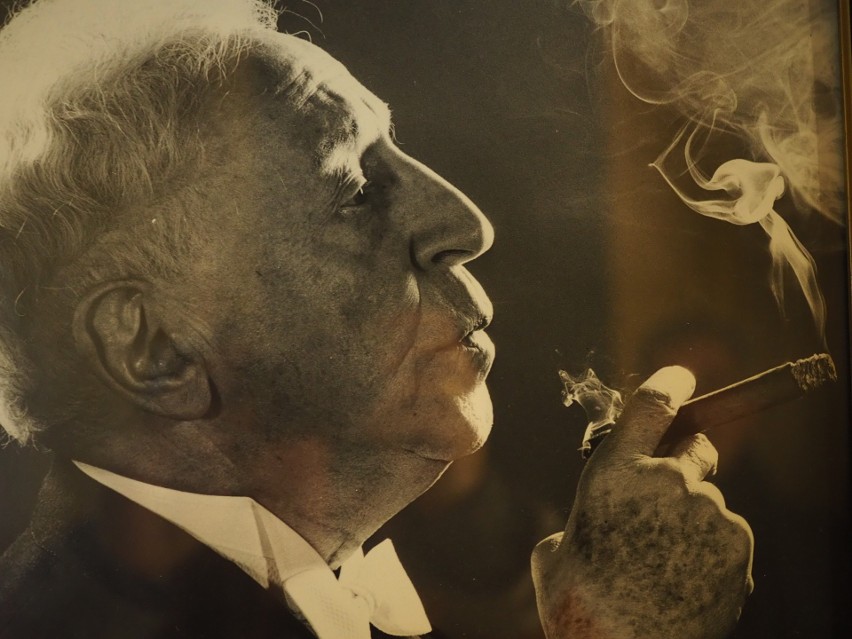 Fotografia Artura Rubinsteina z jego ulubionym cygarem ze...