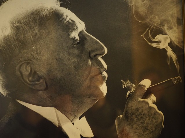 Fotografia Artura Rubinsteina z jego ulubionym cygarem ze zbiorów Muzeum Miasta Łodzi