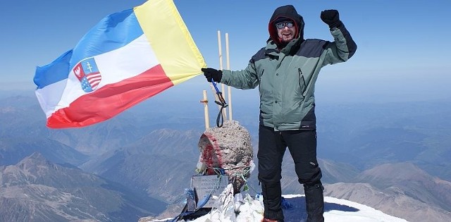 Flaga Świętokrzyskiego załopotała na Elbrusie.
